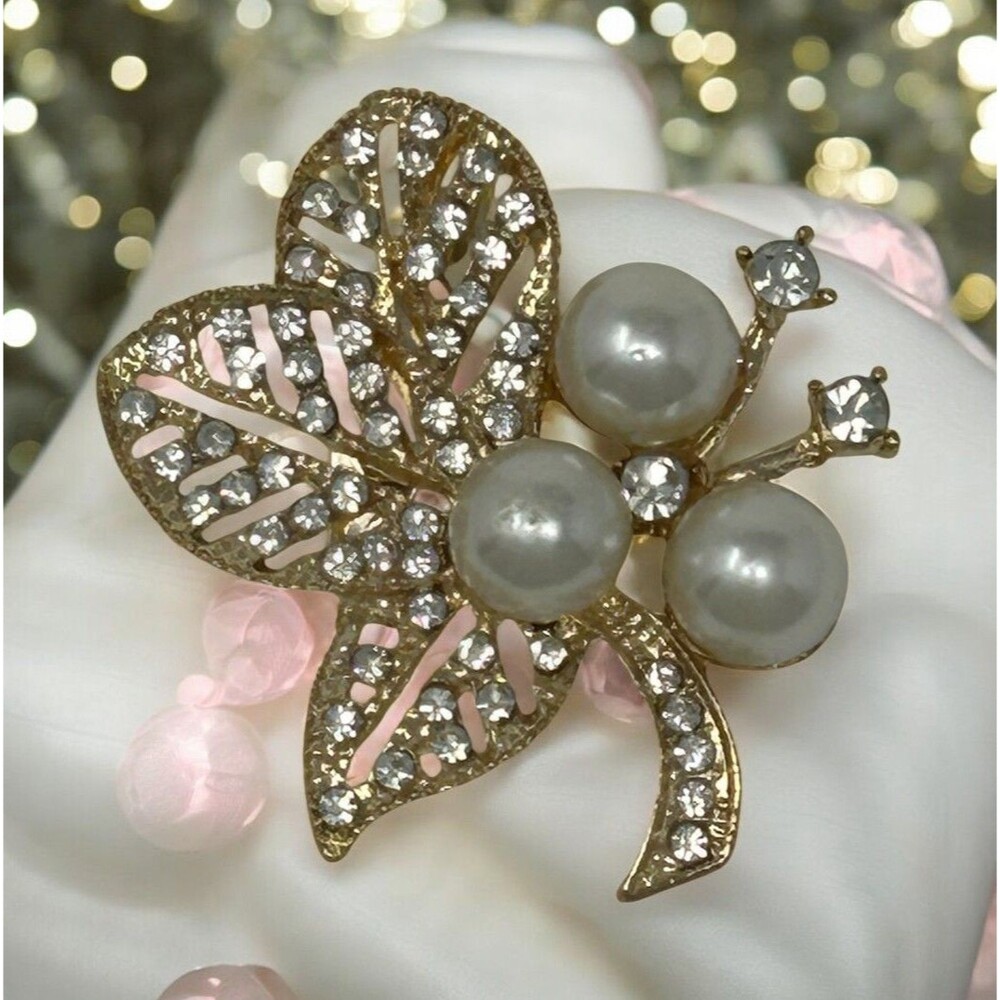Fashion Goldtone Rhinestone Leaf Brooch with Faux Pearls